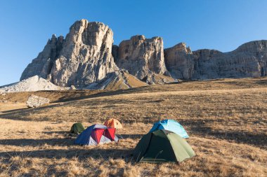 Dağlık arazi ve çadırlarda mevsimlik sonbahar manzarası. Dolomite Dağları 'ndaki Alp manzarası, Güney Tyrol bölgesi, İtalya. Sonbaharda popüler seyahat yeri. Hava sonbahar gündoğumu manzarası 