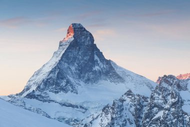 Banff Ulusal Parkı 'ndaki ilk kar sabahı Alberta Kanada' da kış atmosferinde karla kaplıydı. Güzel bir arka plan fotoğrafı. Kayak sezonuna başla.