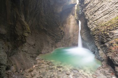 Slovenya 'nın kuzeybatısındaki Julian Alps' teki muhteşem şelale, Slovenya 'nın soğuk dağ deresi. Güzel yaz mevsimi dağlarda.