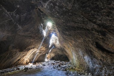 Dağlardaki dağ mağarası