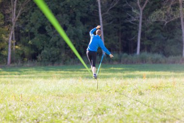 Genç adam parkta spor yapıyor.