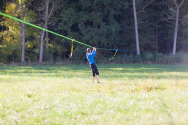 Genç adam parkta spor yapıyor.