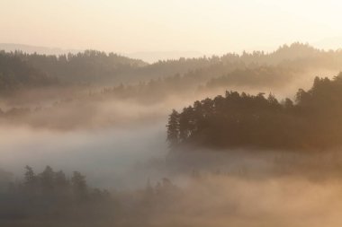 İskoçya 'da mevsimlik sonbahar manzarası. Dolomite Dağları 'ndaki Alp manzarası, Güney Tyrol bölgesi, İtalya. Sonbaharda popüler seyahat yeri. Sarı ağaçlı havadan sonbahar gündoğumu manzarası.
