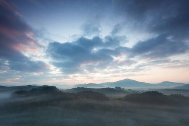 İskoçya 'da mevsimlik sonbahar manzarası. Dolomite Dağları 'ndaki Alp manzarası, Güney Tyrol bölgesi, İtalya. Sonbaharda popüler seyahat yeri. Hava sonbahar gündoğumu manzarası