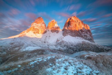 İskoçya 'da mevsimlik sonbahar manzarası. Dolomite Dağları 'ndaki Alp manzarası, Güney Tyrol bölgesi, İtalya. Sonbaharda popüler seyahat yeri. Sarı ağaçlı havadan sonbahar gündoğumu manzarası.