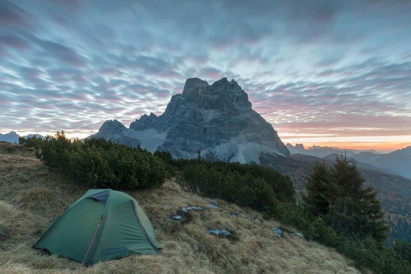 Yeşil çadır. Dağlık bölgede mevsimlik sonbahar manzarası. Dolomitler 'de Alp manzarası, Güney Tyrol, İtalya. Sonbaharda popüler yerler. Kamp doğa konsepti.