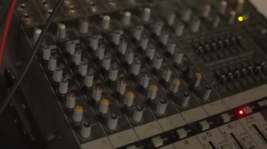 Gitar pedalları ve bacaklar stüdyoda