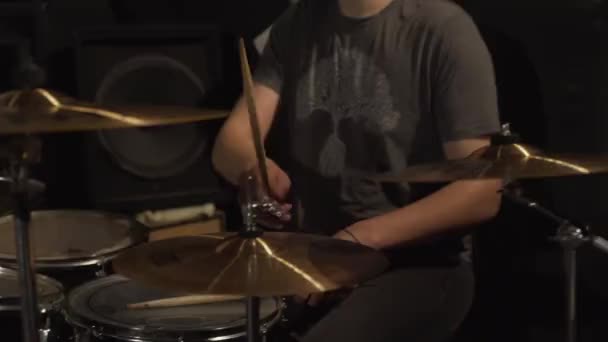 Bubeník Hrající Bicí Studiu — Stock video