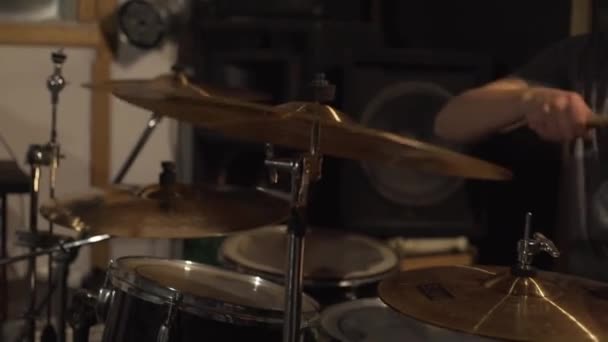 Baterista Tocando Bateria Estúdio — Vídeo de Stock