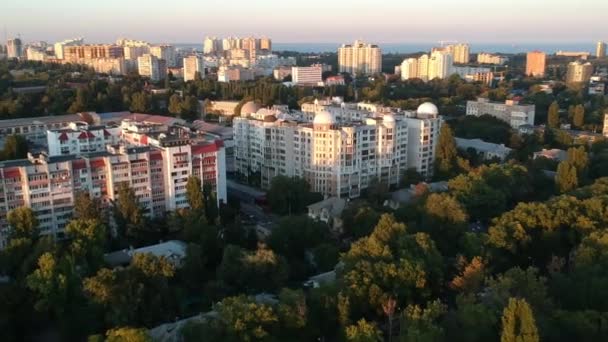 Cidade Sob Luzes Sol Céu — Vídeo de Stock