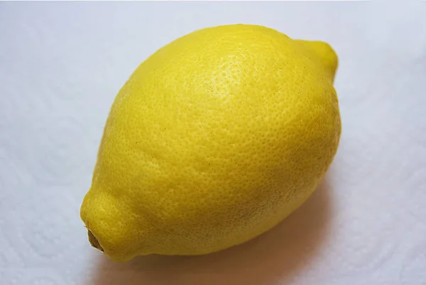 Beyaz arkaplanda sarı limon