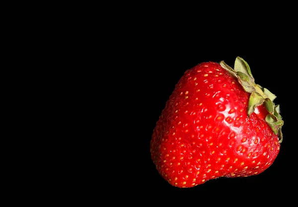 Erdbeeren Isoliert Auf Schwarzem Hintergrund — Stockfoto