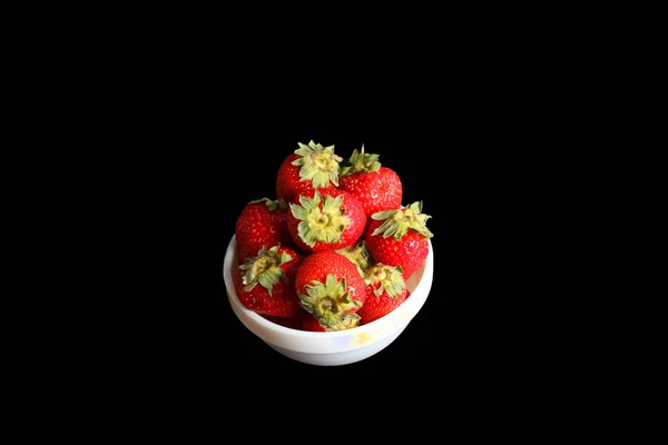 Erdbeeren Isoliert Auf Schwarzem Hintergrund — Stockfoto