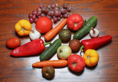 Tahta bir masada sebzeler