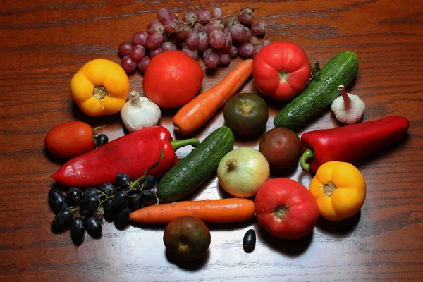 Tahta bir masada sebzeler