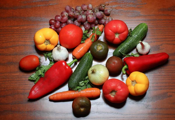 Tahta bir masada sebzeler