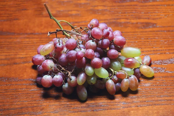 Frische Große Trauben Auf Einer Hölzernen Tischfläche — Stockfoto