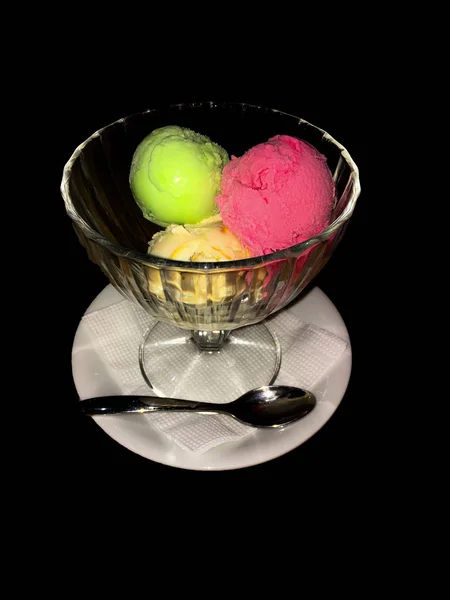 Ahşap masa yüzeyi taze büyük üzüm