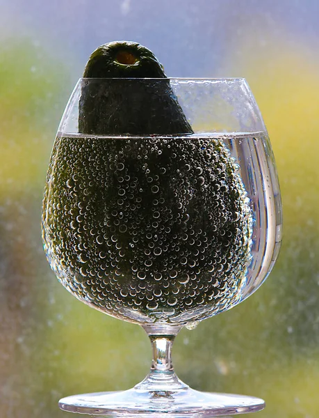 Grüne Avocado Mineralwasser Einem Glas Für Cognac Auf Dem Hintergrund — Stockfoto