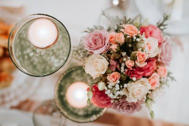 Renkli çiçek merkezi-parça dekorasyon düğün