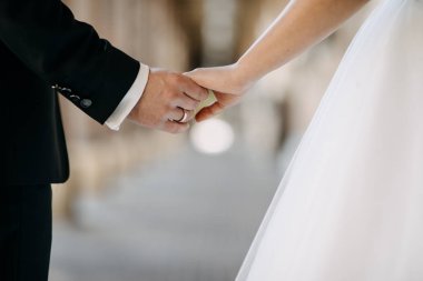 Yürürken gelinin elini tutarak damat