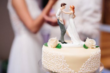 Gelin ve damat badem ezmesi rakamlarına düğün pastası