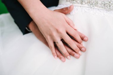 Gelin ve damat el ele tutusun