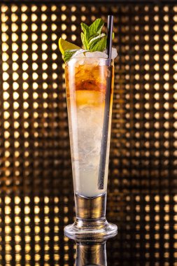 Turuncu ve beyaz uzun bardak kokteyl katmanlı