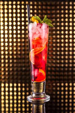 Kırmızı meyve kokteyli uzun bardak limonlu