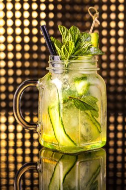 Yeşil meyve kokteyli limonata vintage kavanoz içinde taze salatalık ile