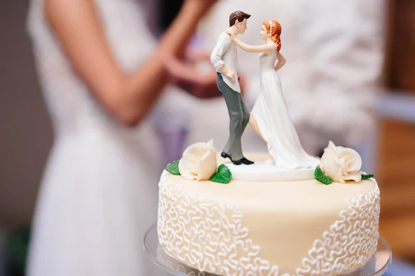 Noiva e noivo marzipan figuras no bolo de casamento — Fotografia de Stock