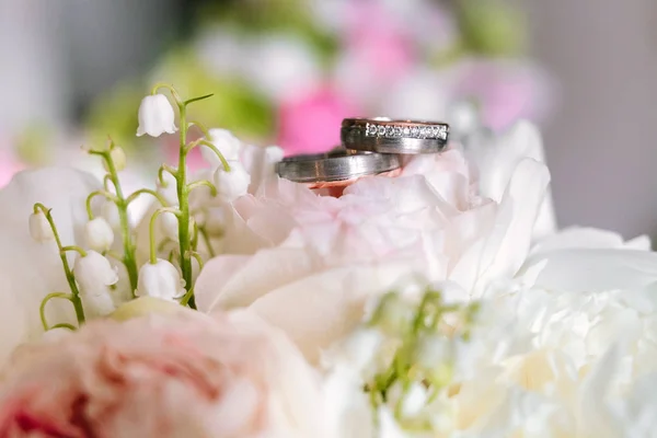 Buquê de casamento com anéis no topo da vista lateral — Fotografia de Stock