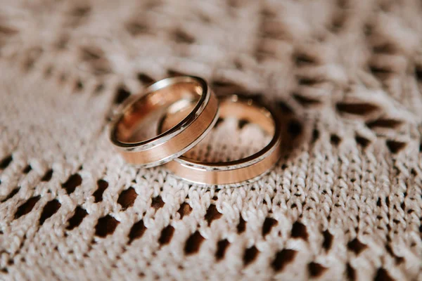 Anéis de casamento de ouro em renda vintage — Fotografia de Stock