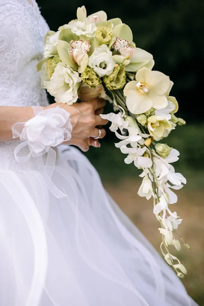 Bruid de bruiloft boeket houden — Stockfoto