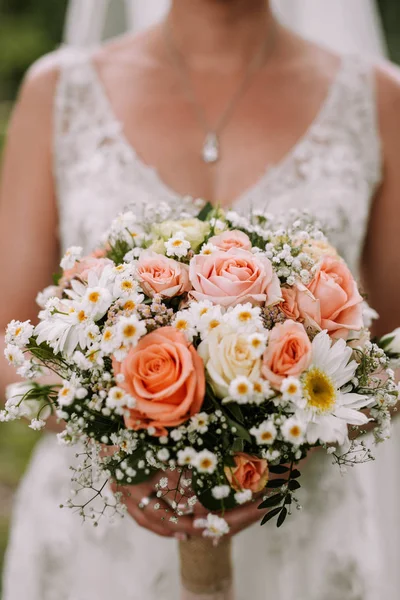 花嫁の結婚式の花束を保持 — ストック写真