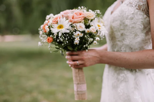 花嫁の結婚式の花束を保持 — ストック写真