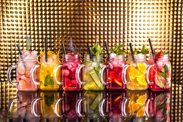 Mehrere bunte Cocktail-Limonade mit frischen Früchten — Stockfoto