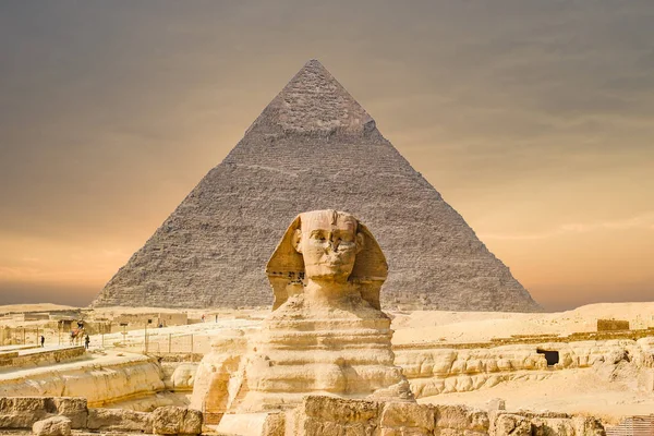 The Sphinx and Pyramid,Cairo,Egypt — Stock Photo, Image