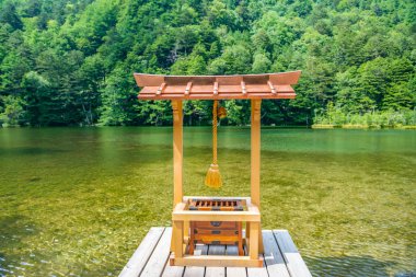 Hotaka arka tapınak Kamikochi, Nagano, Japonya içinde gölette Myojin.