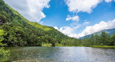 Hotaka arka tapınak Kamikochi, Nagano, Japonya içinde gölette Myojin.