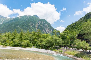 Nehir ve yaz orman manzara, Japonya'da Kamikochi yolu