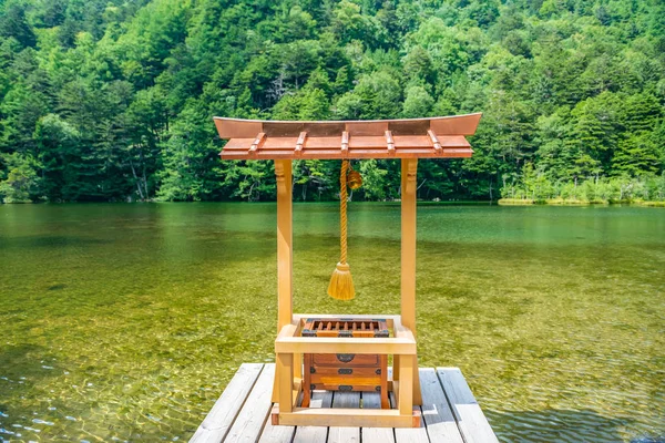 Hotaka arka tapınak Kamikochi, Nagano, Japonya içinde gölette Myojin.