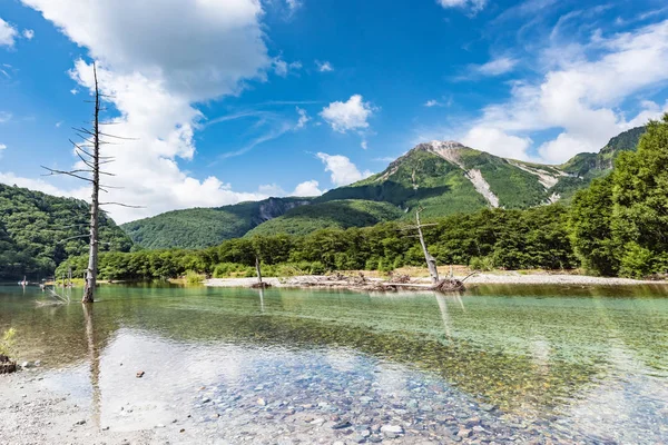 Kamikochi Japón, estanque Taisho-ike y el Monte Yakedake — Foto de Stock