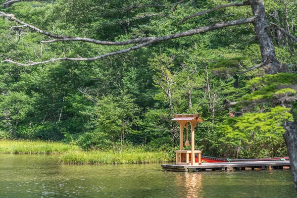 Hotaka arka tapınak Kamikochi, Nagano, Japonya içinde gölette Myojin.