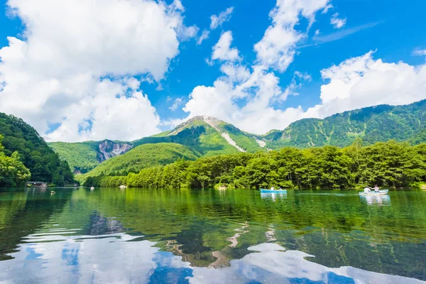 Kamikochi Japonsko, Taisho-ike rybník a Mt Yakedake — Stock fotografie