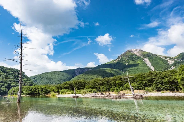 Kamikochi Japonya, Taisho-IKE gölet ve Mt Yakedake