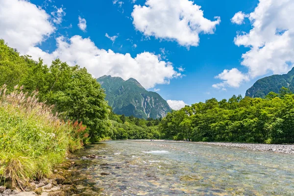 River and Summer Forest Landscape,Pathway at Kamikochi in Japan — Stock Photo, Image