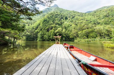Hotaka arka tapınak Kamikochi, Nagano, Japonya içinde gölette Myojin.