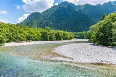 Nehir ve yaz orman manzara, Japonya'da Kamikochi yolu