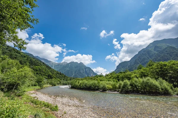 Paisaje de río y bosque de verano, camino en Kamikochi en Japón — Foto de Stock